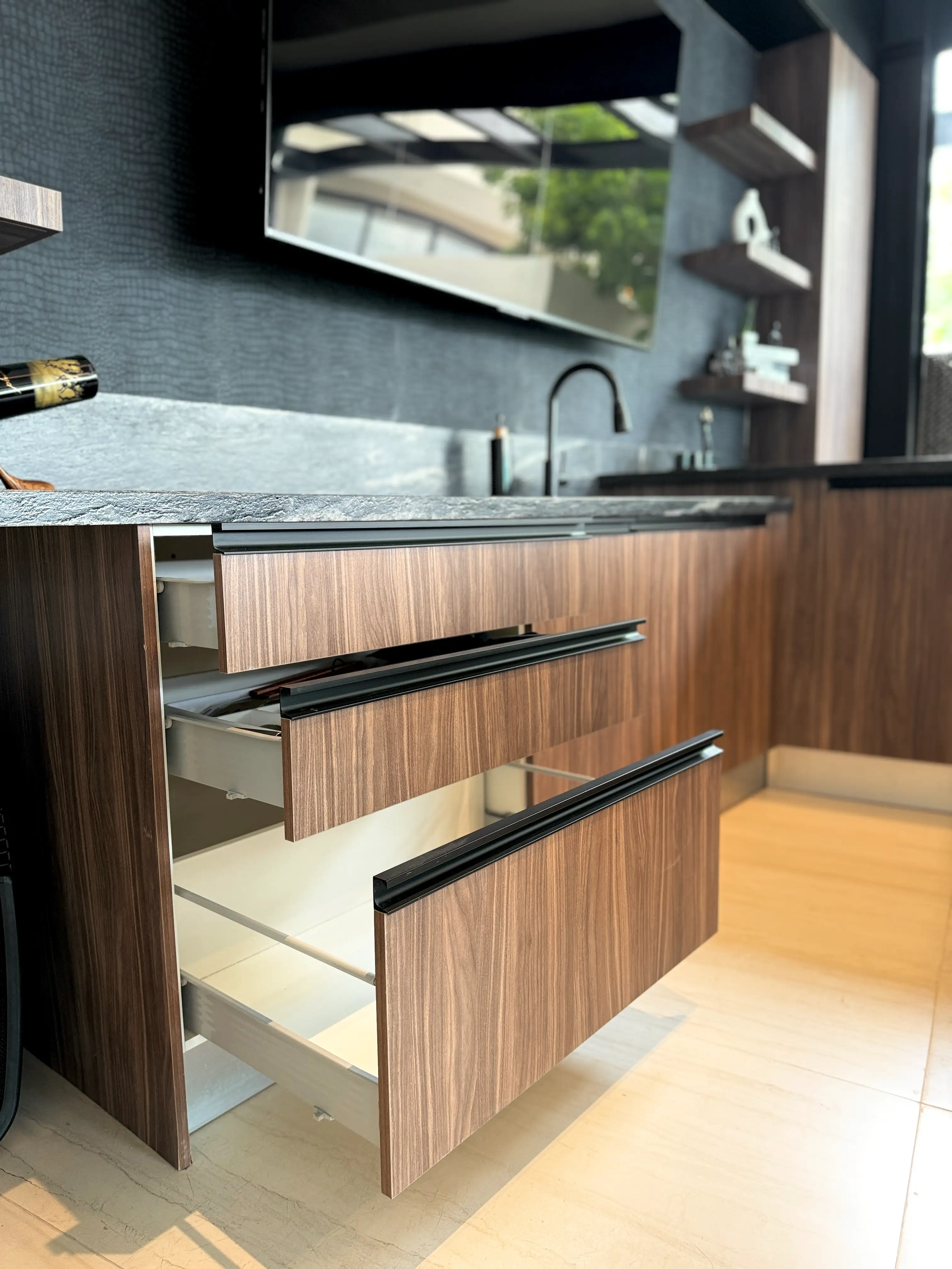 Vista de cajones abiertos en color café de cocina instalada por Grupo Dor